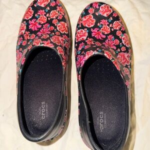 CROCS Women's Vibrant Floral Mules - Black and Pink
